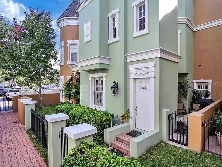2303 Kensington Garden Ln — Photo 1