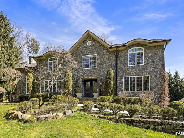 12 Lambs Ln, Cresskill, NJ 07626