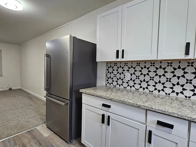 2420 Louise St — Photo 29
