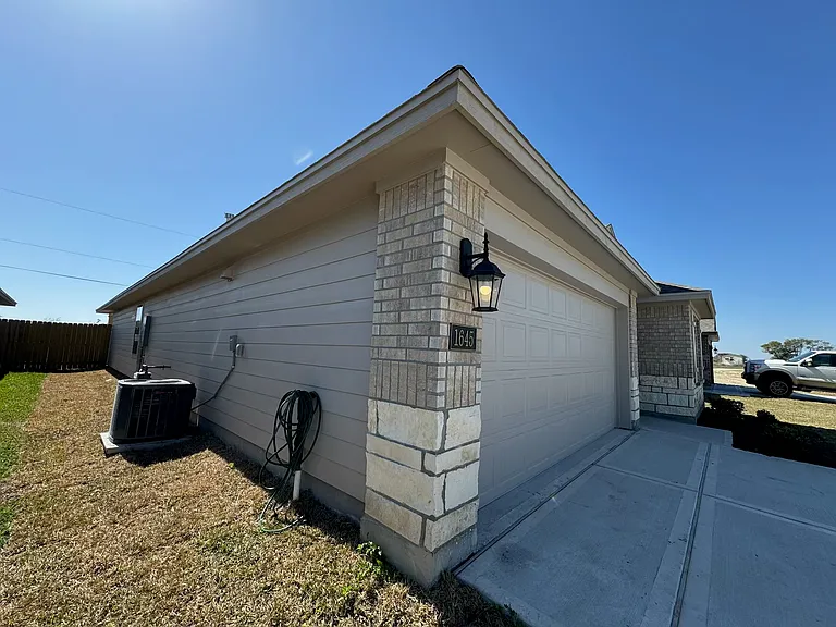 1645 Pleasant Dr — Photo 3