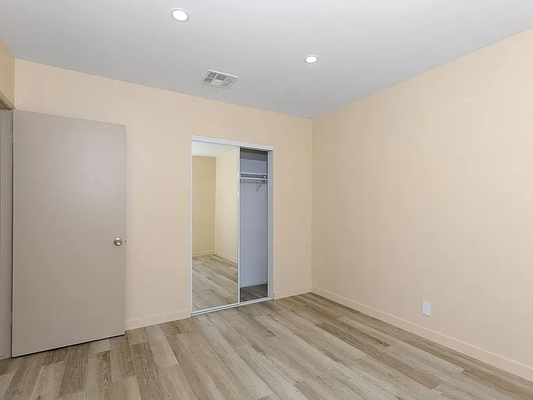 5453 Kester Ave — Photo 9