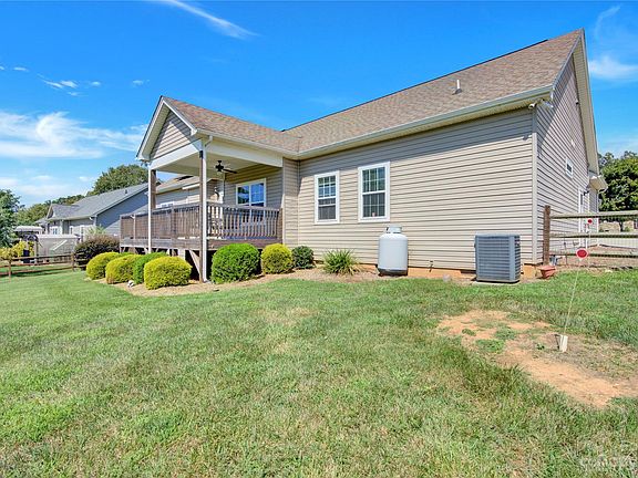 3rd image of 172 Wheatfield Dr