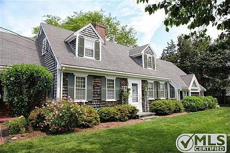 This gracious cape is set on a small cul-de-sac off Shore Road, close to both beaches and to downtow