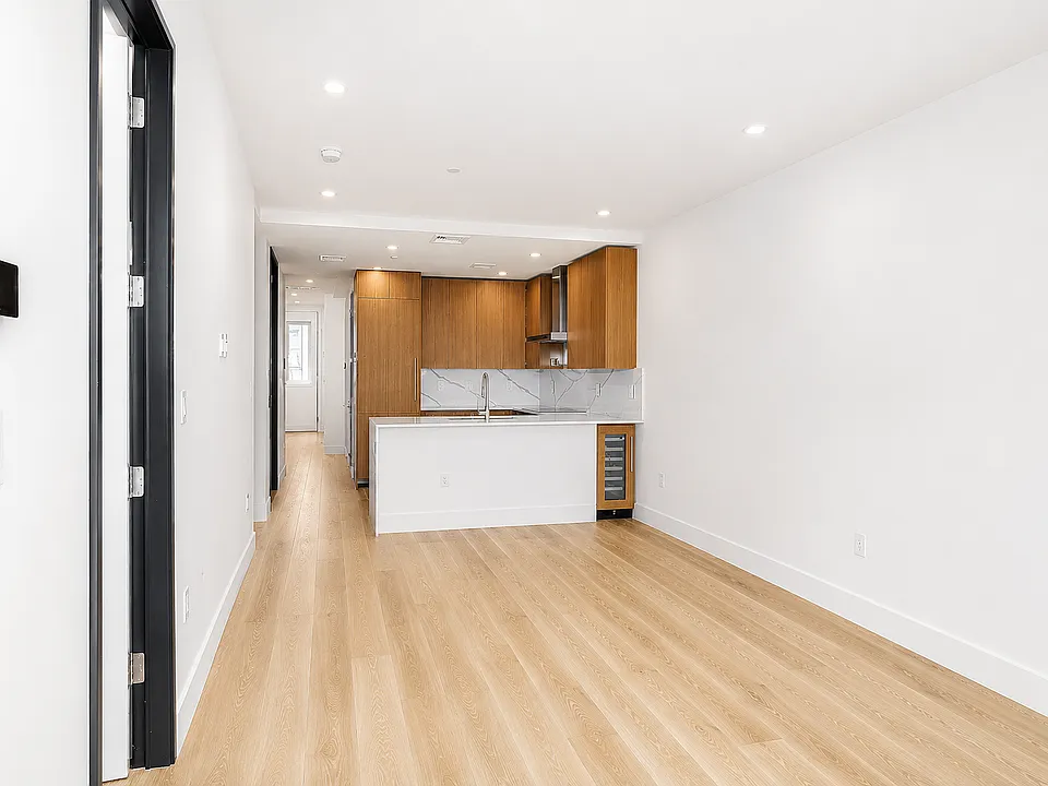 224 W 20th St #2
