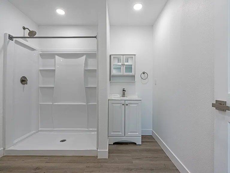 411 W Grove St — Photo 13