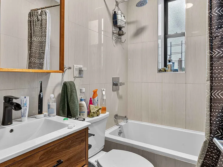 35 Clarkson Ave #4D — Photo 7