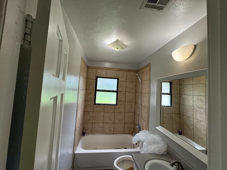 528 E Douglas Dr — Photo 14