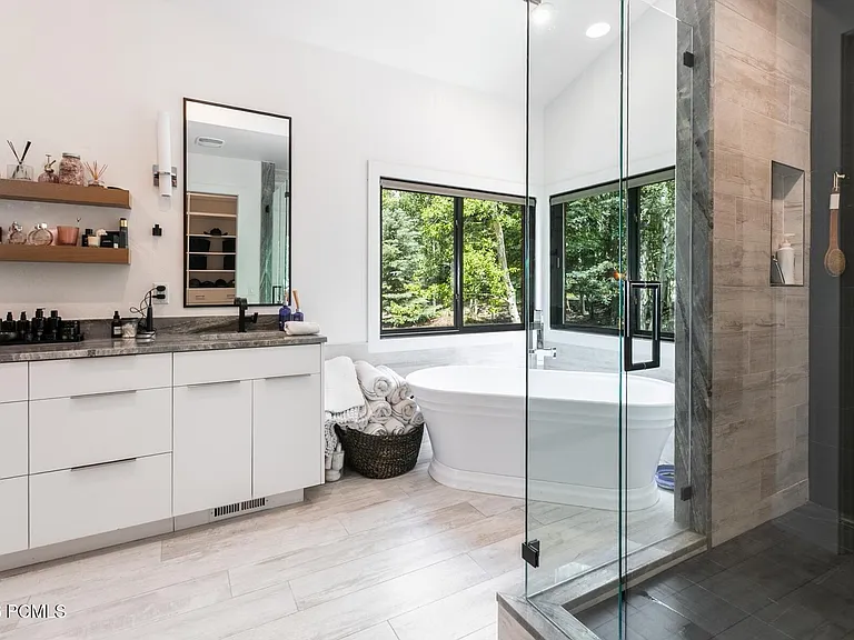 8974 N Sackett Dr — Photo 16