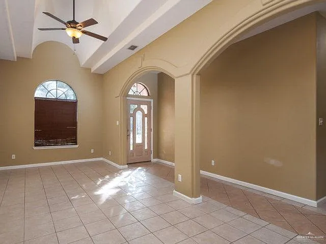 3 bed, 2.0 bath, 1807 sqft, $2,000 — Photo 3