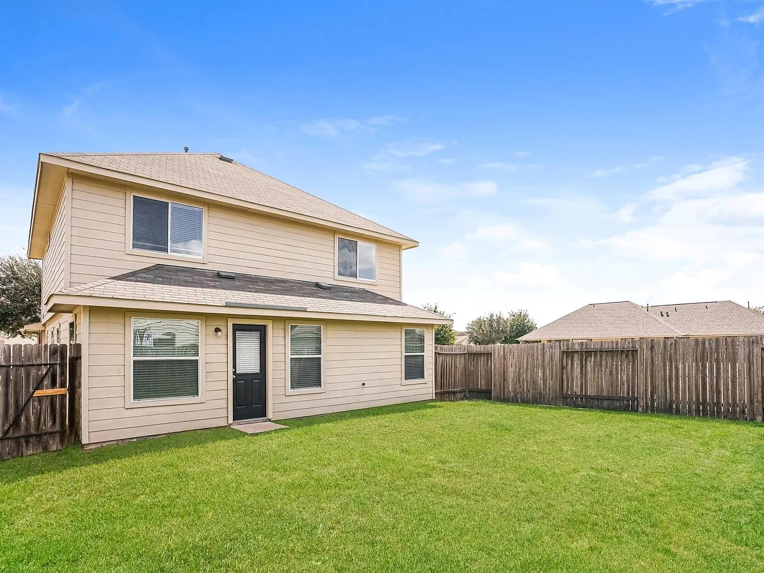 4 bed, 2.5 bath, 2039 sqft, $2,210 — Photo 3