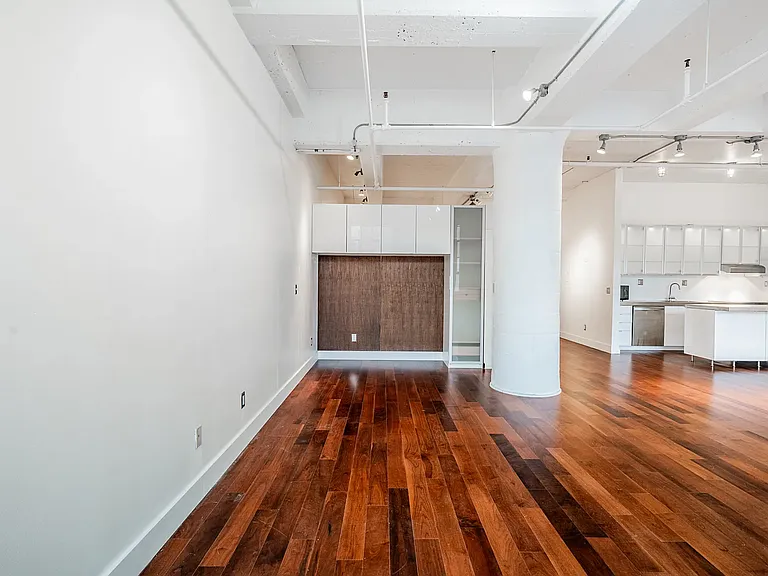 1314 NW Irving St #202 — Photo 8