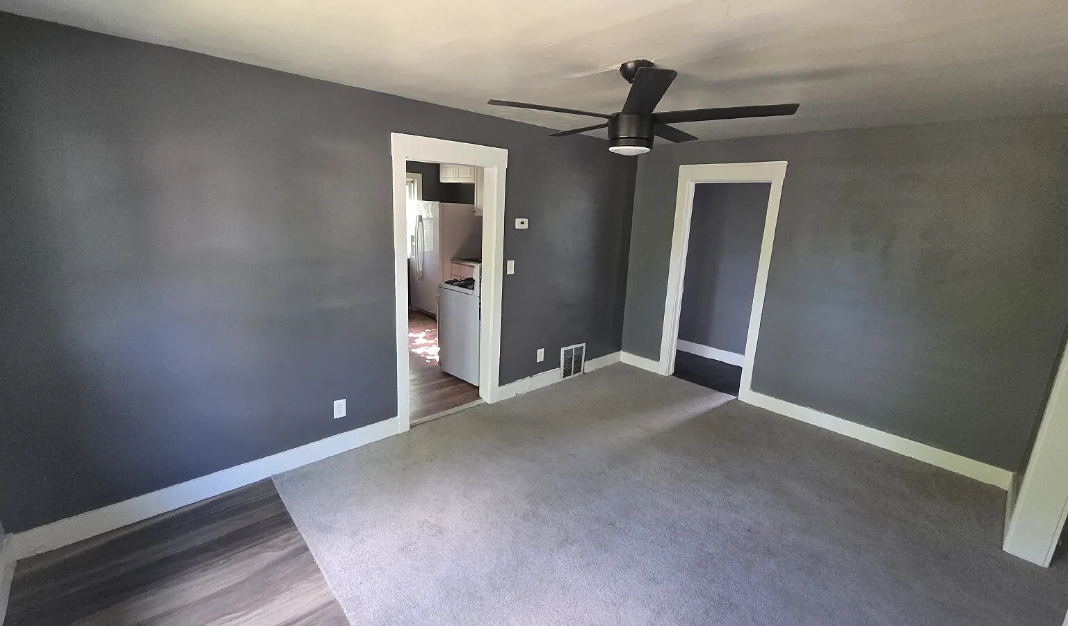2 bed, 1.0 bath, 884 sqft, $1,050 — Photo 2