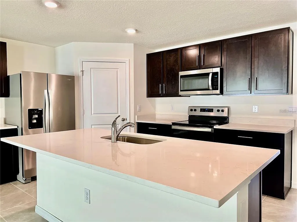 4 bed, 2.0 bath, 1828 sqft, $2,150 — Photo 3