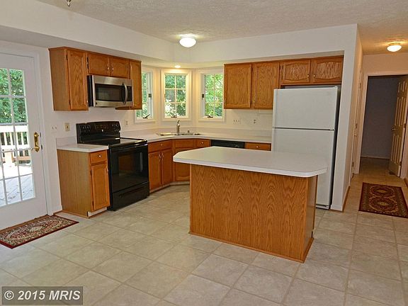 Spacious Kitchen w/Island