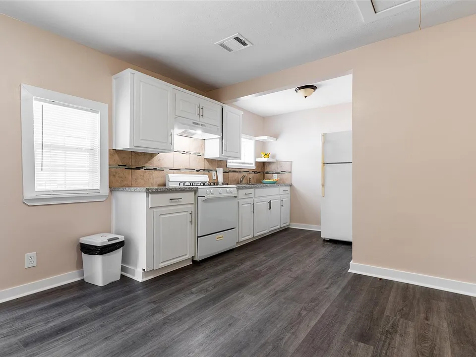 305 N Live Oak St #2
