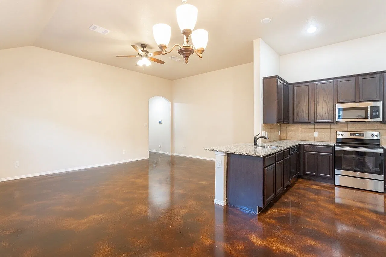 3 bed, 2.0 bath, 1372 sqft, $1,795 — Photo 3