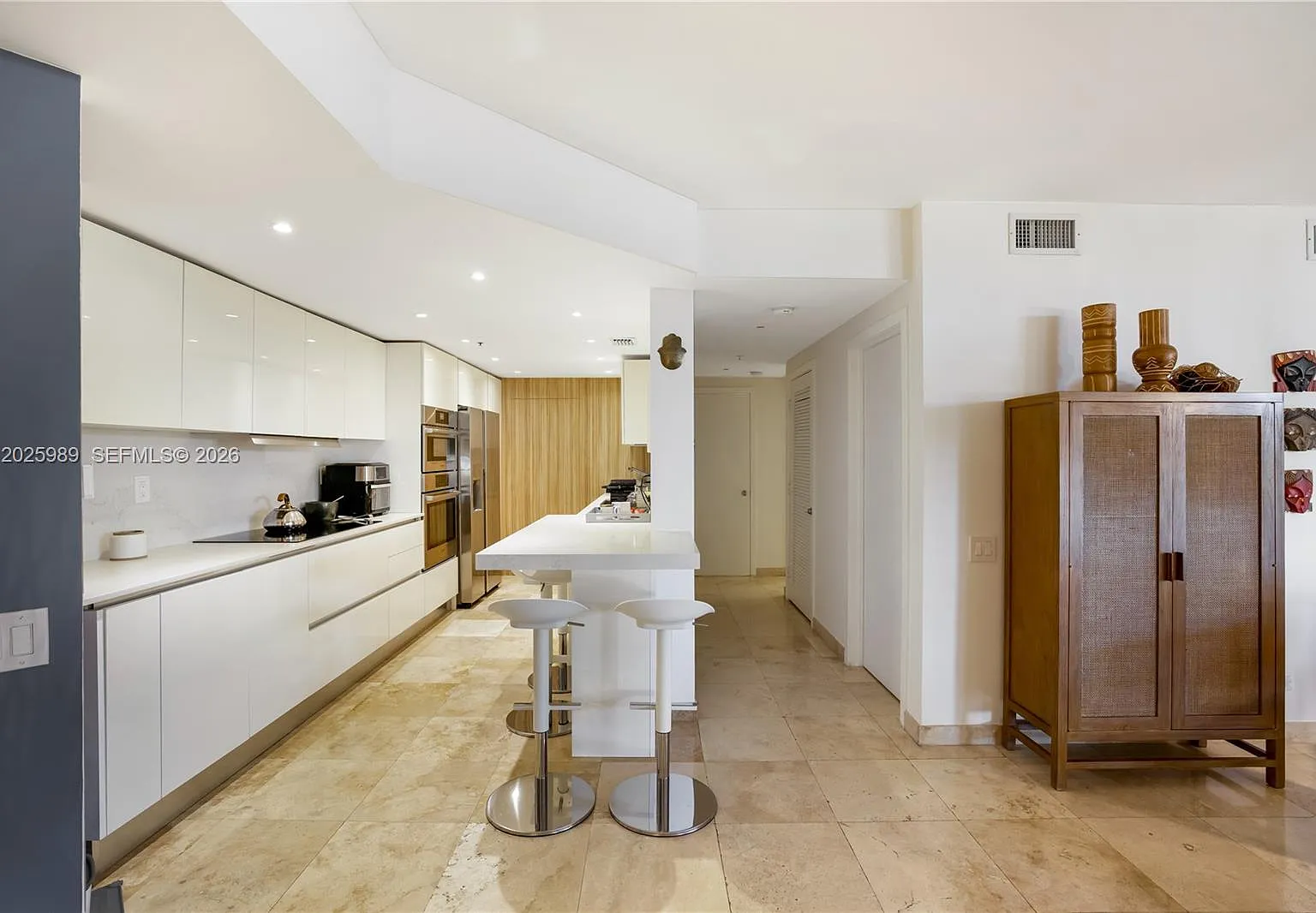 Courvoisier Courts Condo — Photo 3
