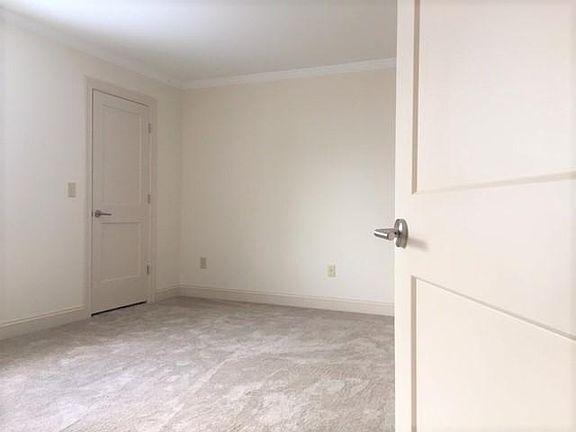4th image of 32 Oakbrook Cmns