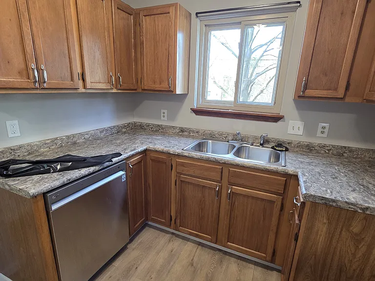 240 E Oregon St — Photo 4