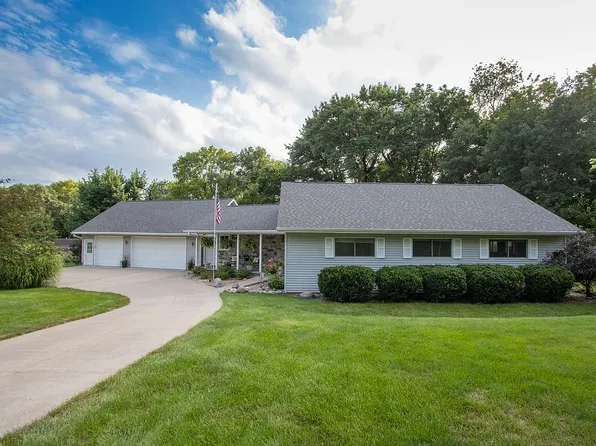 45 Colony Dr, Muscatine, IA 52761