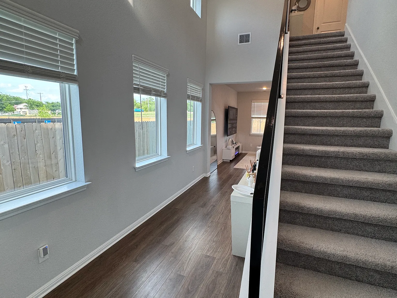 3 bed, 2.5 bath, 1900 sqft, $2,350 — Photo 4
