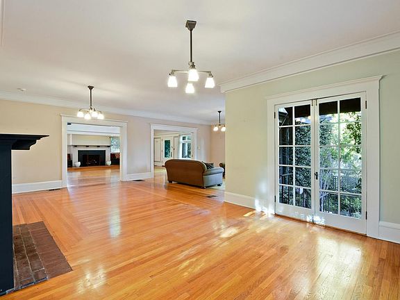5th image of 415 Oaklawn Ave