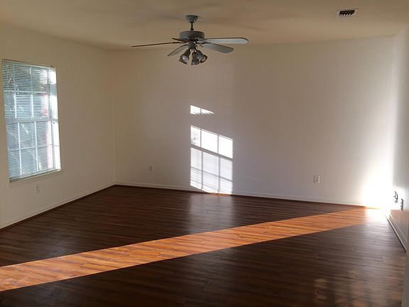 3rd image of 1011 Autumn Cir #B