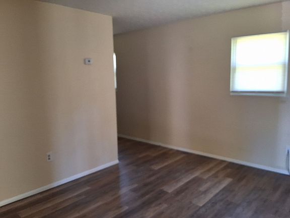 3rd image of 1190 Lois Ln APT 4