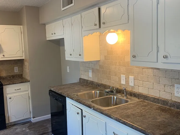 906 Harris St — Photo 2