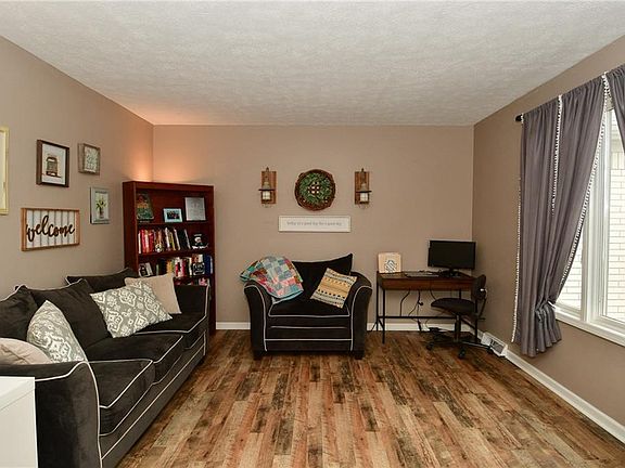3rd image of 416 Westmount Ct