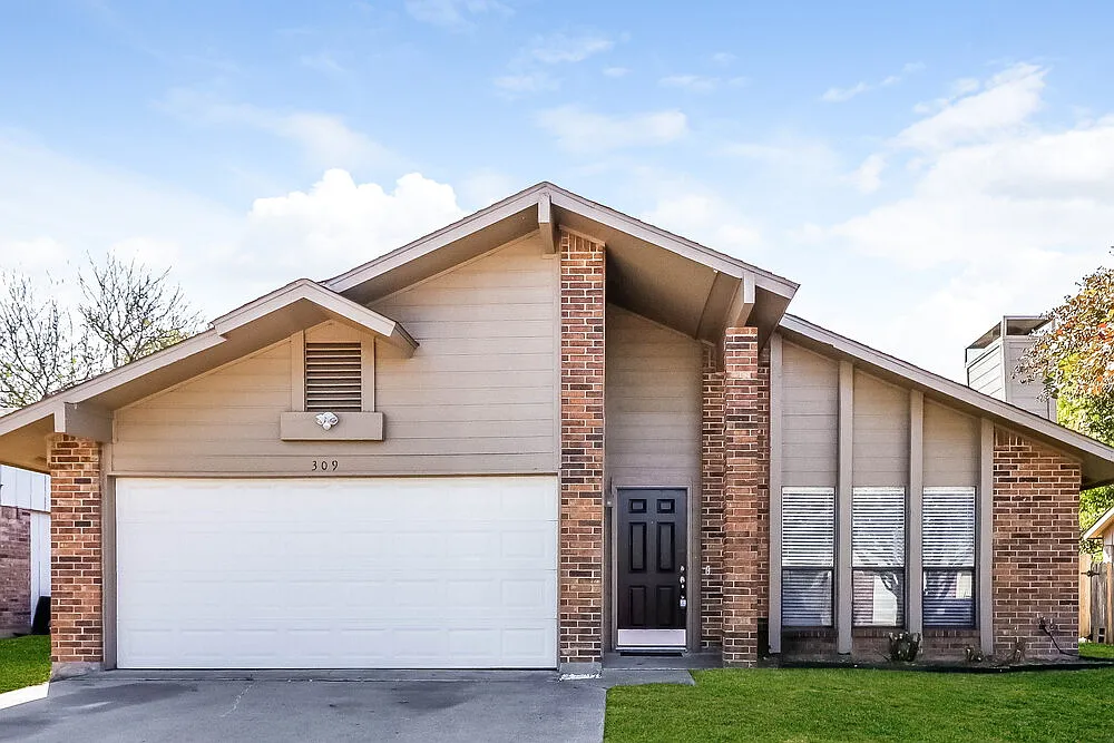 3 bed, 2.0 bath, 1452 sqft, $2,420 — Photo 1