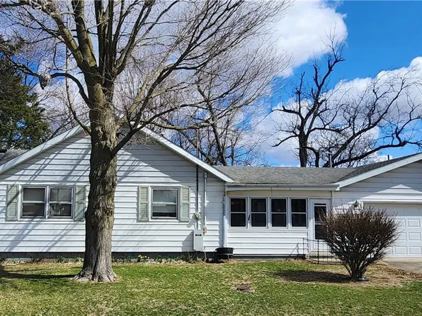 355 Grove St, Weldon, IL 61882