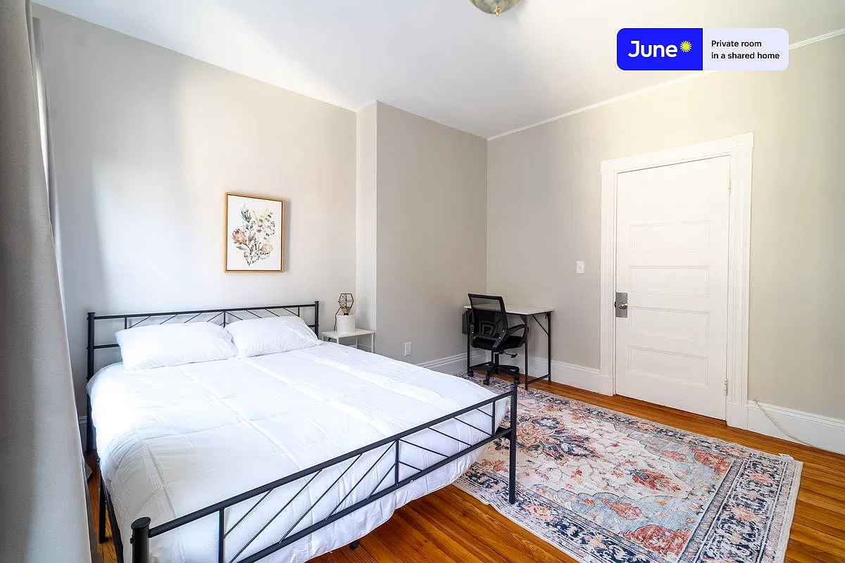 Queen bedroom in 5 bed/2 bath home in Brookline #1801 C — Photo 2