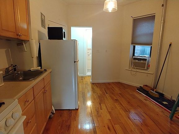 5th image of 323 E 88th St APT 20