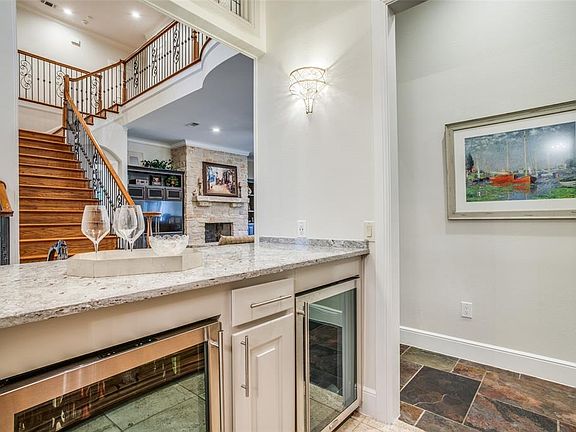 4th image of 704 Shady Lane Ct