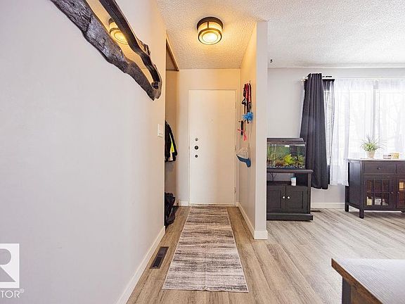 2nd image of 44 Ivy Cres