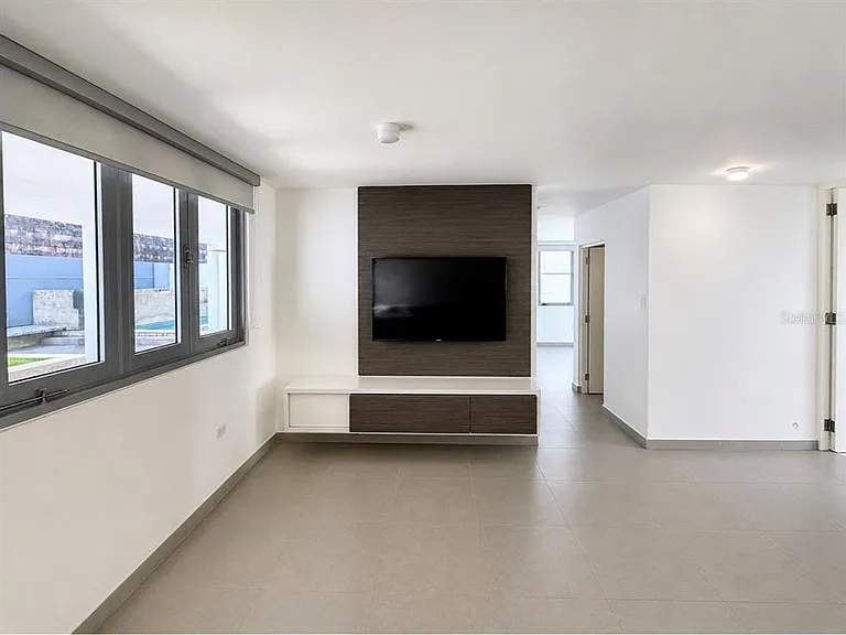 E 11 Reina Victoria #E 11 — Photo 8