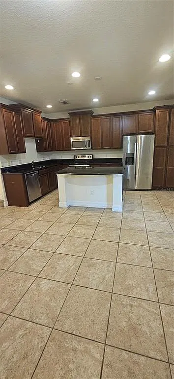 3 bed, 2.5 bath, 1639 sqft, $2,400 — Photo 3