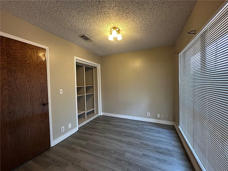 2429 Woodway Dr — Photo 22