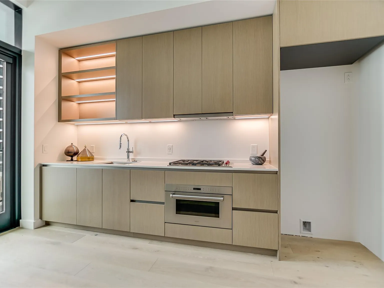 1 bed, 1.0 bath, 621 sqft, $3,200 — Photo 2