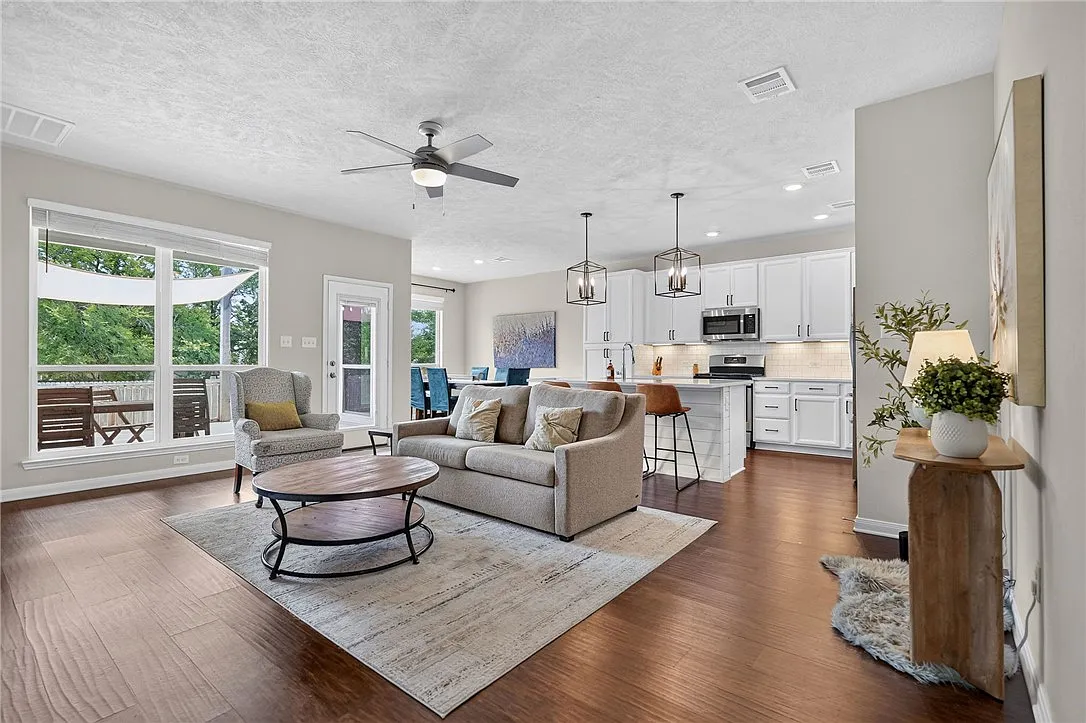 5 bed, 3.5 bath, 3160 sqft, $3,800 — Photo 4
