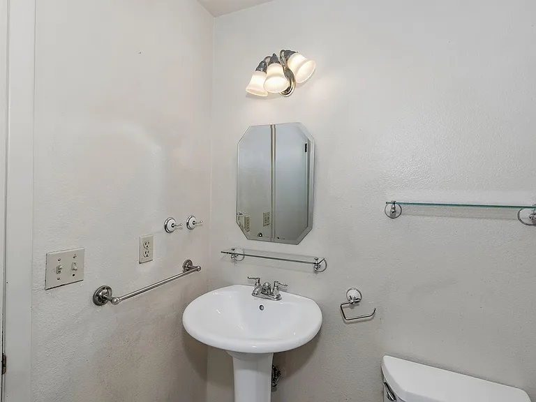125 Franklin Ave #412 — Photo 5