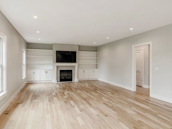 4th image of 505 Lakeside Dr N