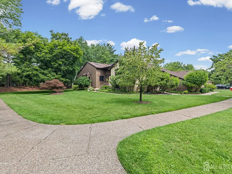 130 Sayre Dr #130 — Photo 4