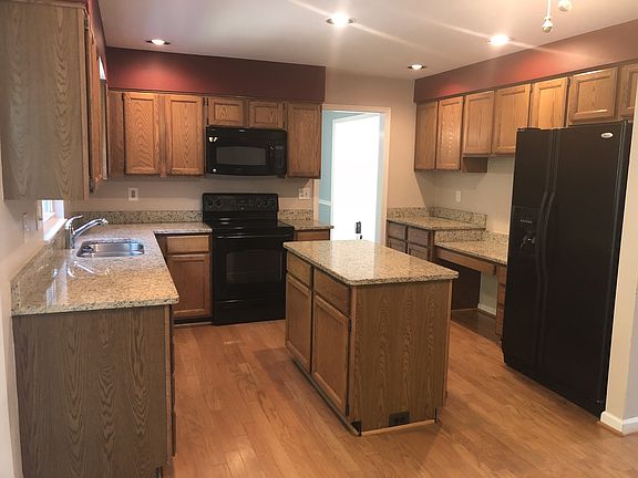 2nd image of 3 Fieldstone Ct