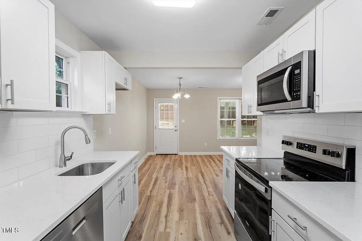 3 bed, 2.5 bath, 1271 sqft, $1,795 — Photo 3