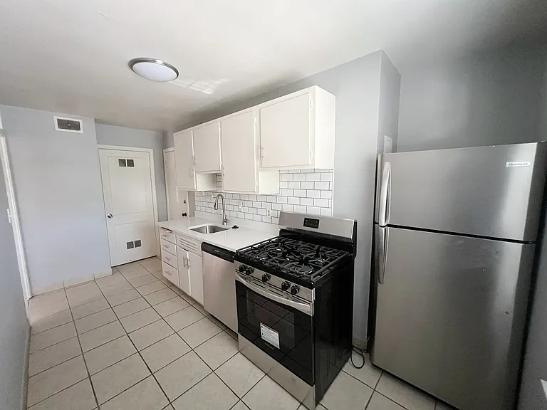 1211 W 45th St #3W — Photo 4