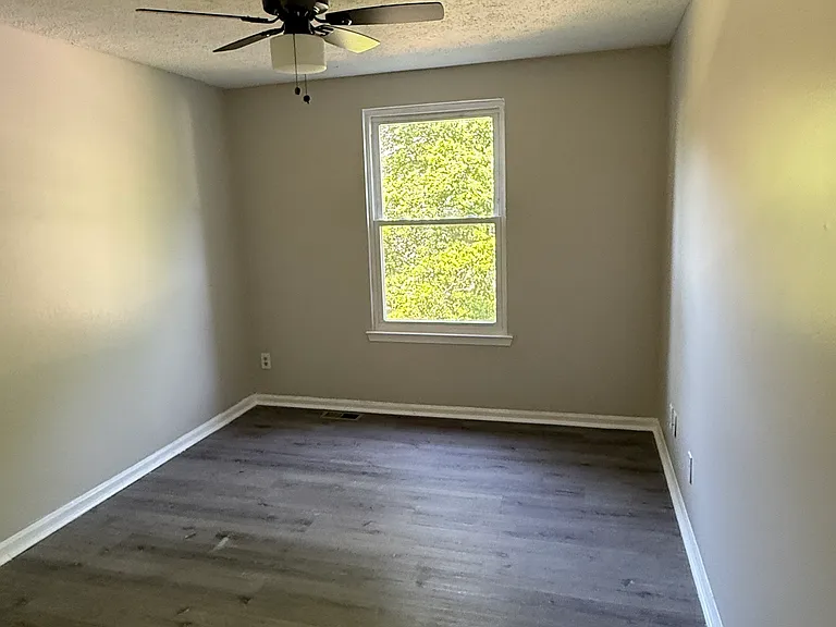 2405 Greenwood Dr — Photo 8