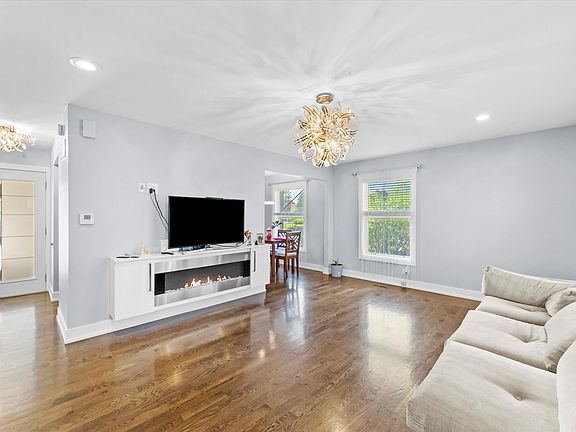 3rd image of 9304 Wherry Ln