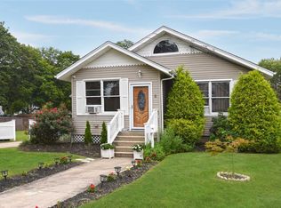 5 Spring St, Wheatley Heights, NY 11798